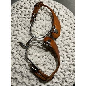 Spurs with leather strap